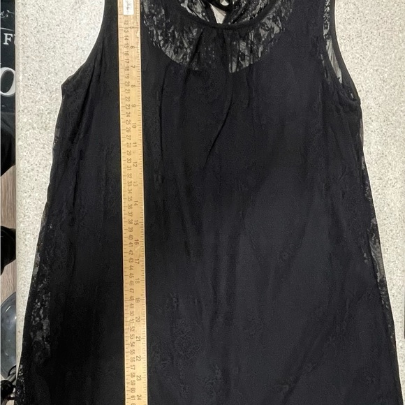 ⭐️ CAbi Style #942 Sleeveless Lace Blouse Tank with built in cami. - Picture 8 of 10